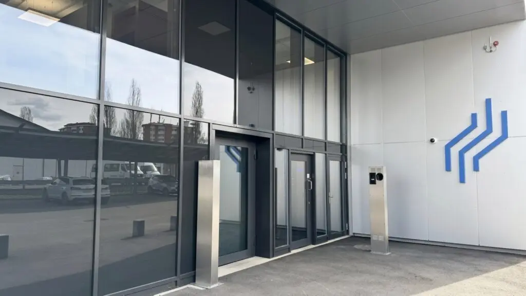 Moderner Eingangsbereich des Datacenter Thurgau mit Glasfront
