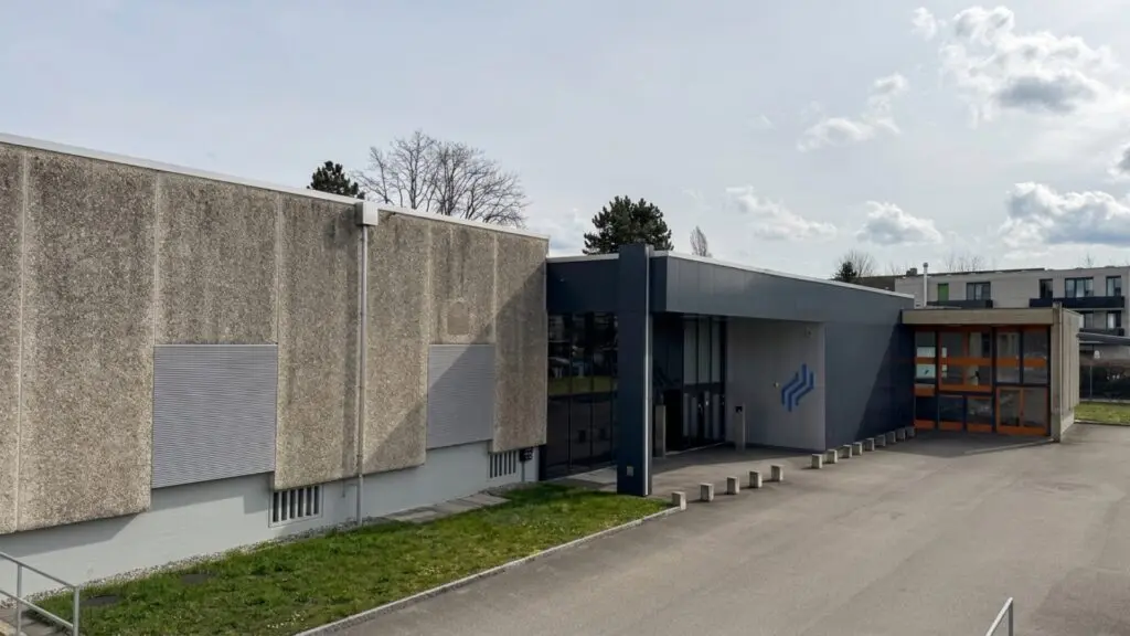 Gebaeudeansicht des Datacenter Thurgau mit Logo