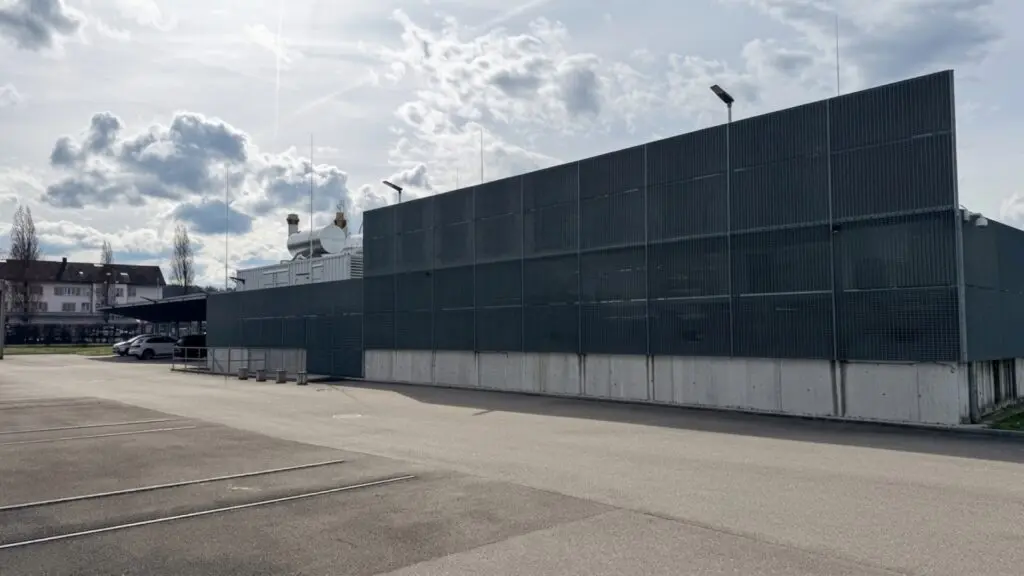 Seitenfassade des Datacenter Thurgau mit dramatischem Himmel