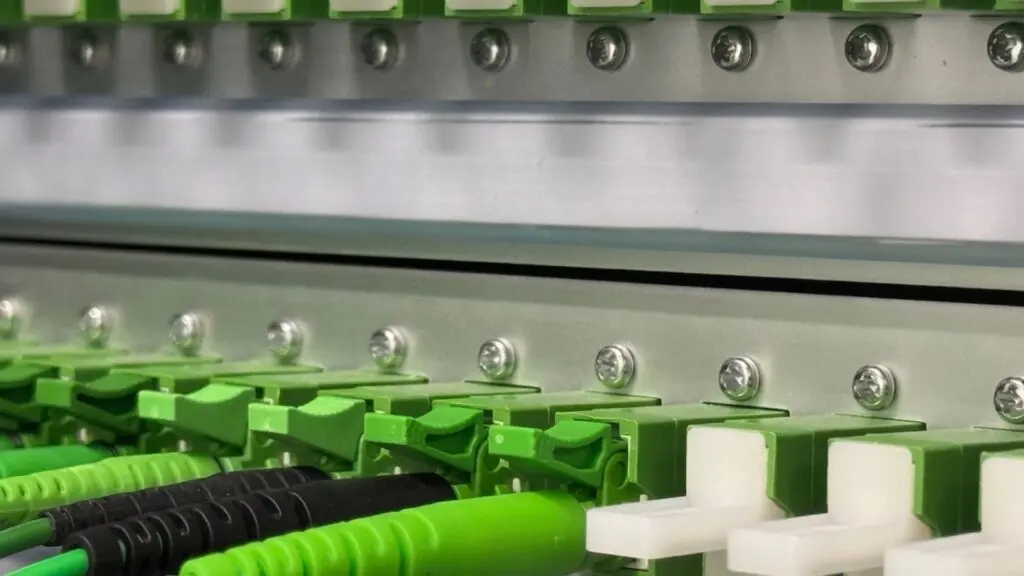 Glasfaser-Patchpanel mit SC/APC-Steckern im Datacenter Thurgau